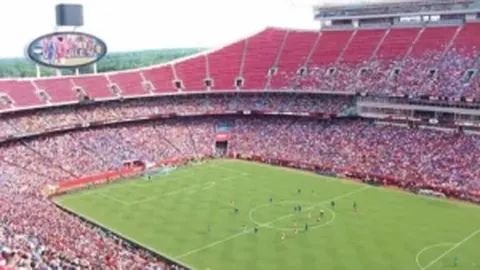 国足新帅伊万上任后克服挑战，球队青春化转型，战术布局游刃有余。